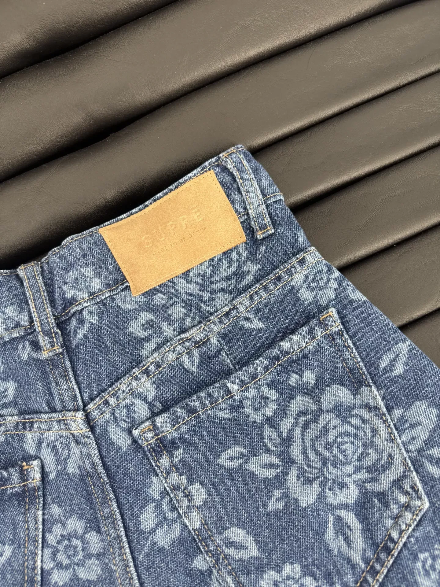 SD477 - Short Denim Desflecado Estampado Azul (Flowers) - Imagen 4