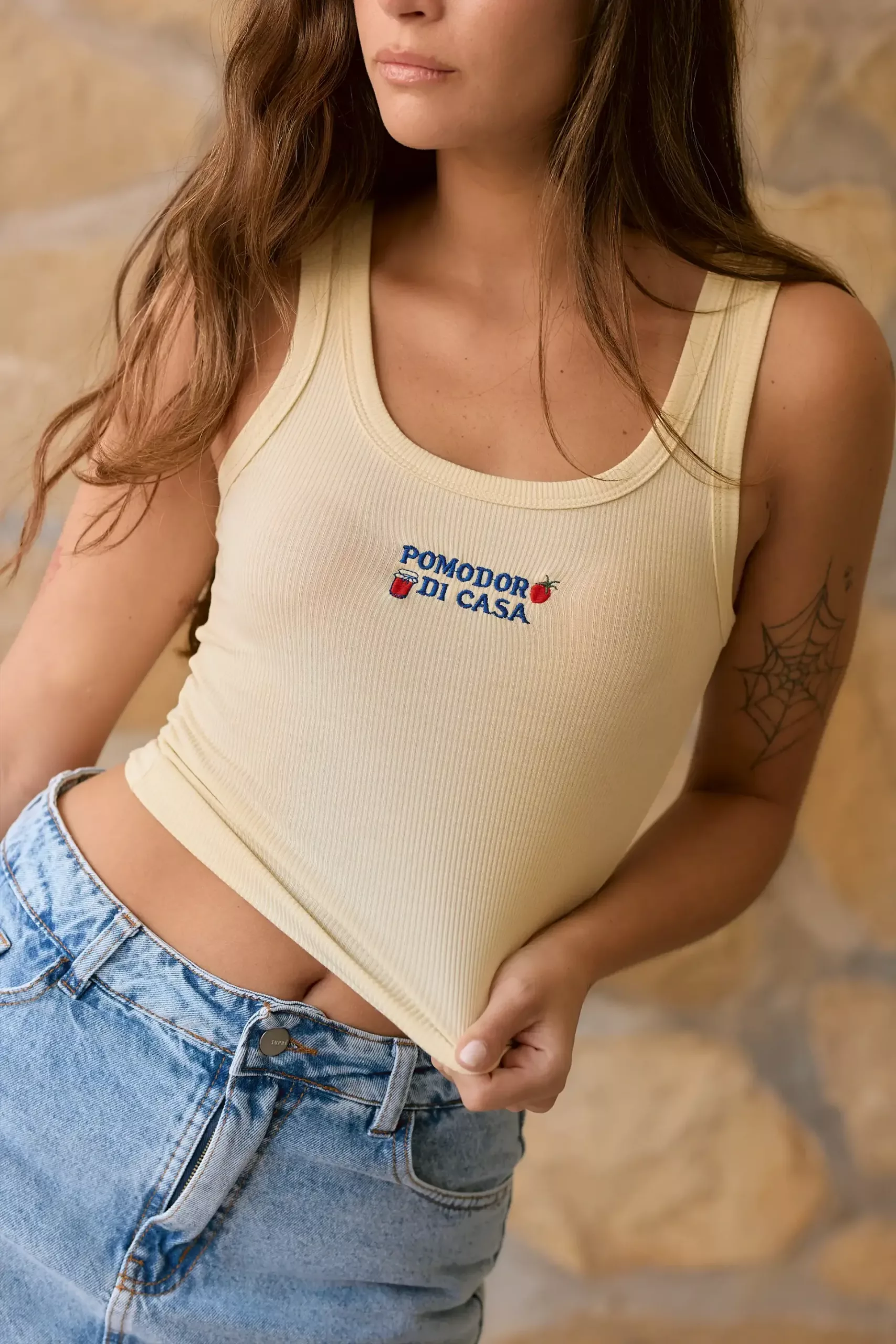 T797 - Musculosa Pomodoro Bordado Basica Morley