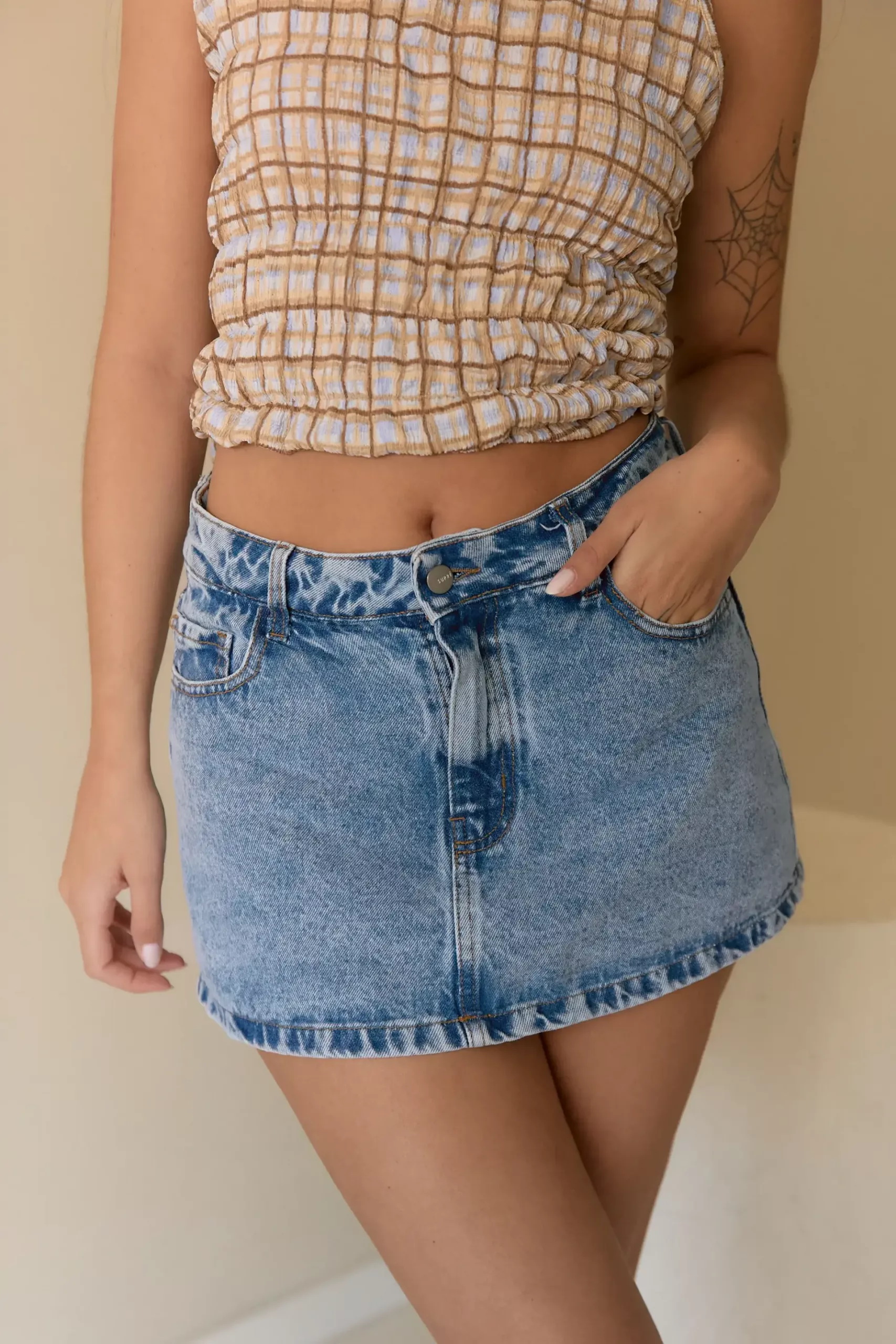 SD424 - Mini Skort Tiro Bajo Denim Celeste Rígido (Jade) - Imagen 3