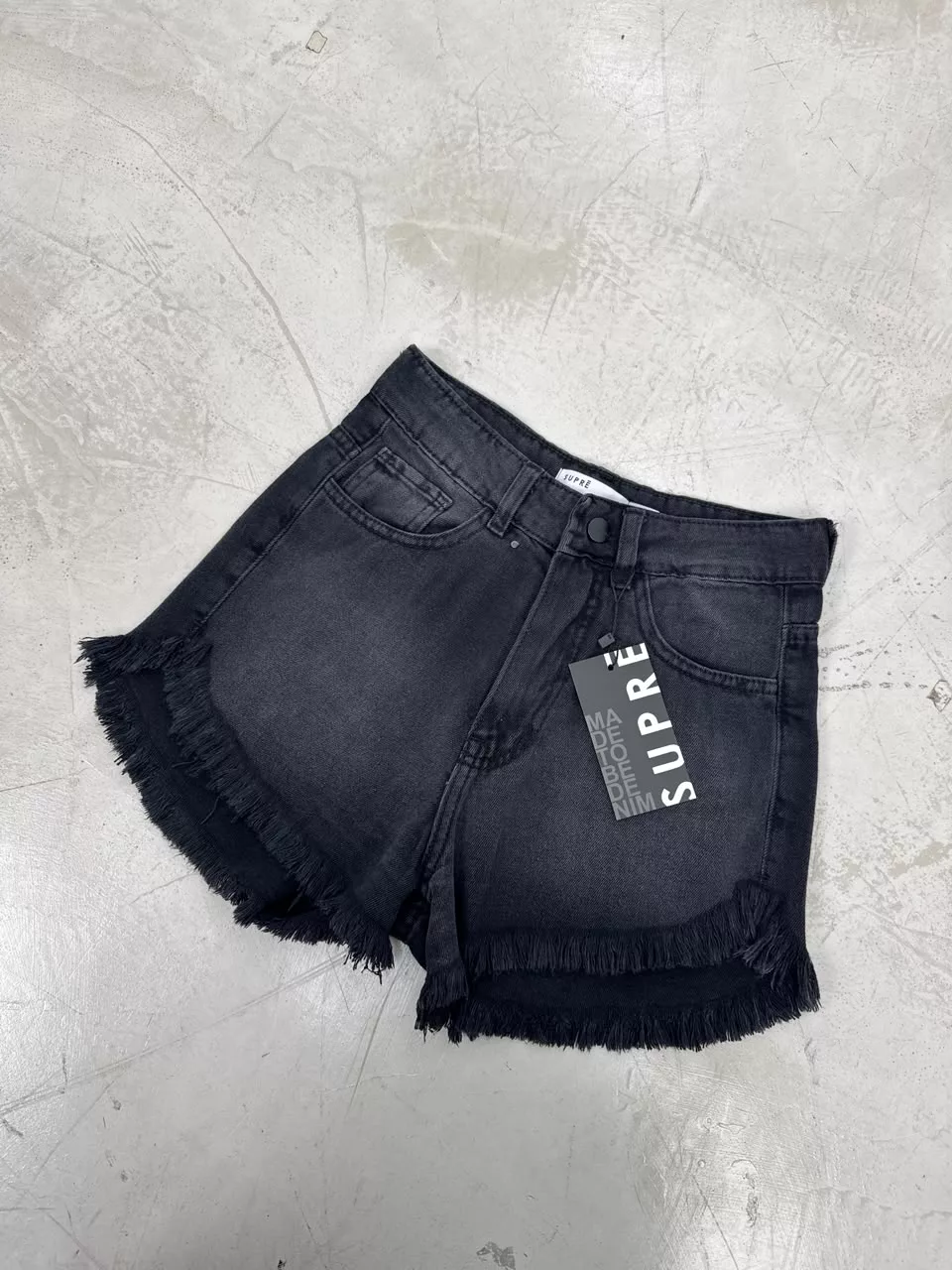 SD479 - Short Denim Negro Rígido Desflecado (Lennon)