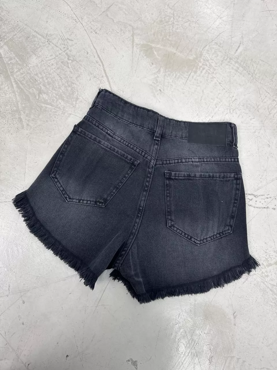 SD479 - Short Denim Negro Rígido Desflecado (Lennon) - Imagen 2